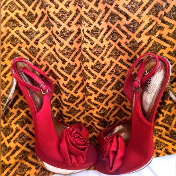 Bakers Red High Heels 👠😍 with Rose Accent Size 8 - Picture 3 of 16